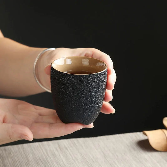 Taza de té de cerámica negra