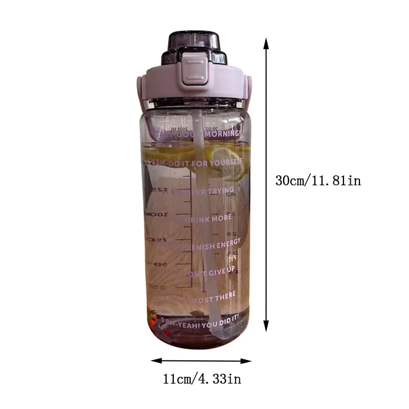 Botella de agua de plástico con pajita